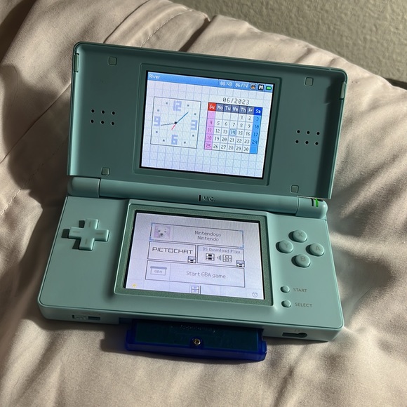 Nintendo DS Lite - Picture 3 of 3
